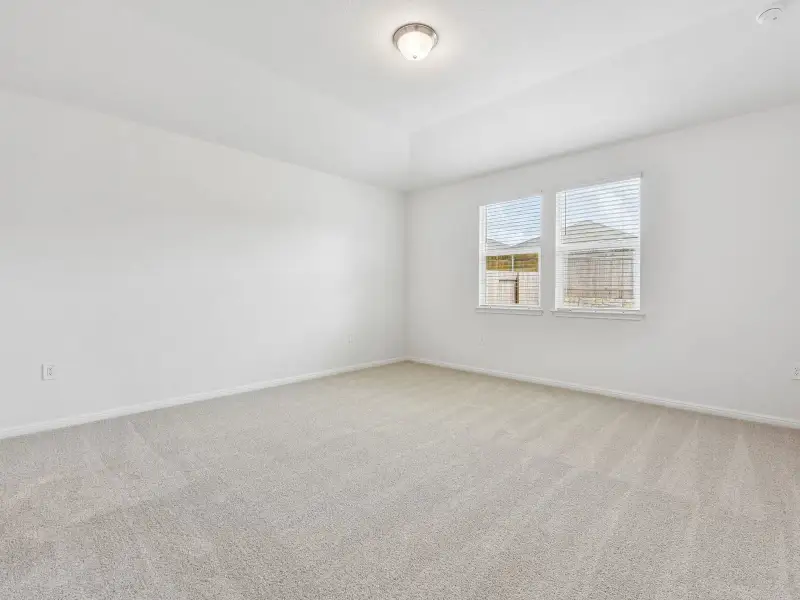 Spacious, unfurnished interior of a new home in Lexington Parke, Del Valle (Image 9).