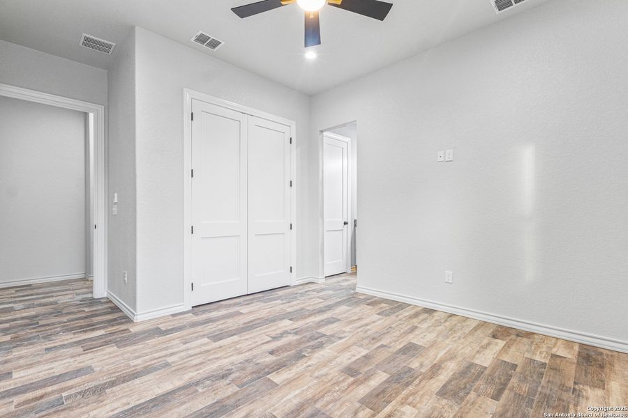Spacious, unfurnished interior of a new home in , Natalia (Image 13).