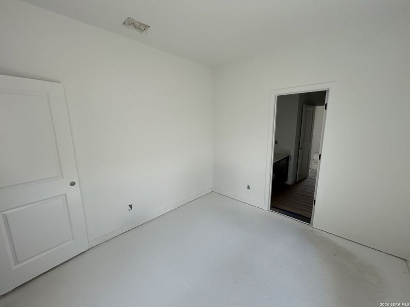 Spacious, unfurnished interior of a new home in Hennersby Hollow, San Antonio (Image 10).