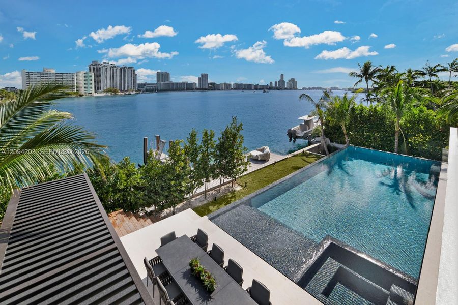 Condo located in Miami Beach, FL showcasing its design and architecture (Image 33).