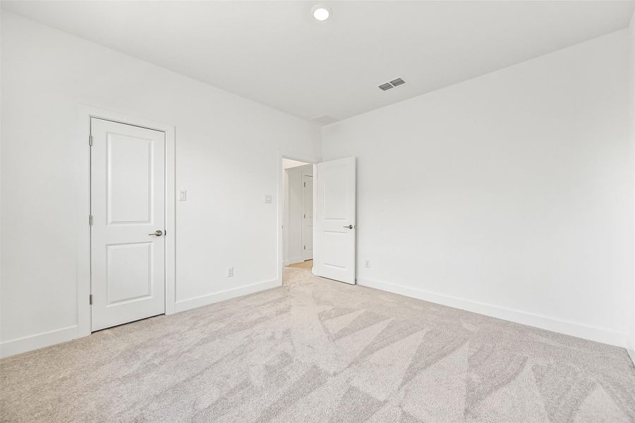 Spacious, unfurnished interior of a new home in Avalon at Friendswood, Friendswood (Image 25).