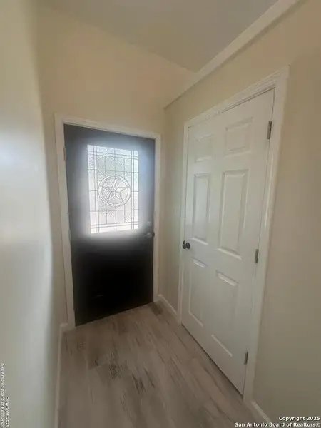 Spacious, unfurnished interior of a new home in , Bandera (Image 14).