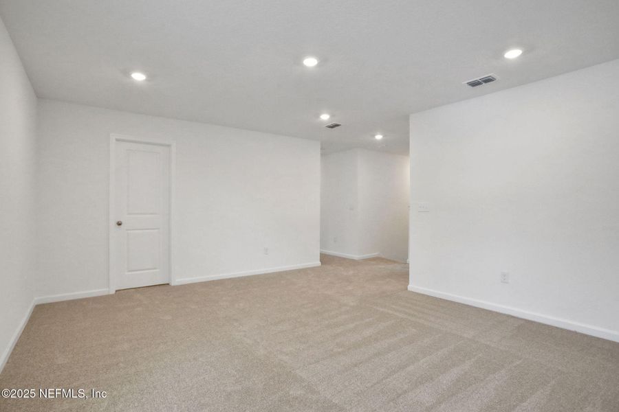 Spacious, unfurnished interior of a new home in Bellbrooke, Jacksonville (Image 35).