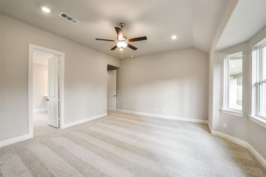 Spacious, unfurnished interior of a new home in Evergreen 60', Conroe (Image 36).