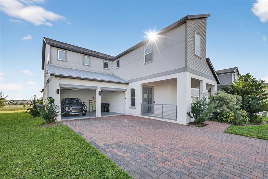 Exterior details and patio area of a home in , Winter Garden (Image 2).