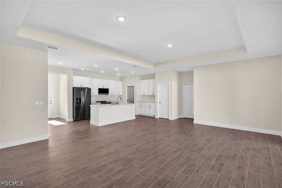 Spacious, unfurnished interior of a new home in Cape Coral, Cape Coral (Image 16).
