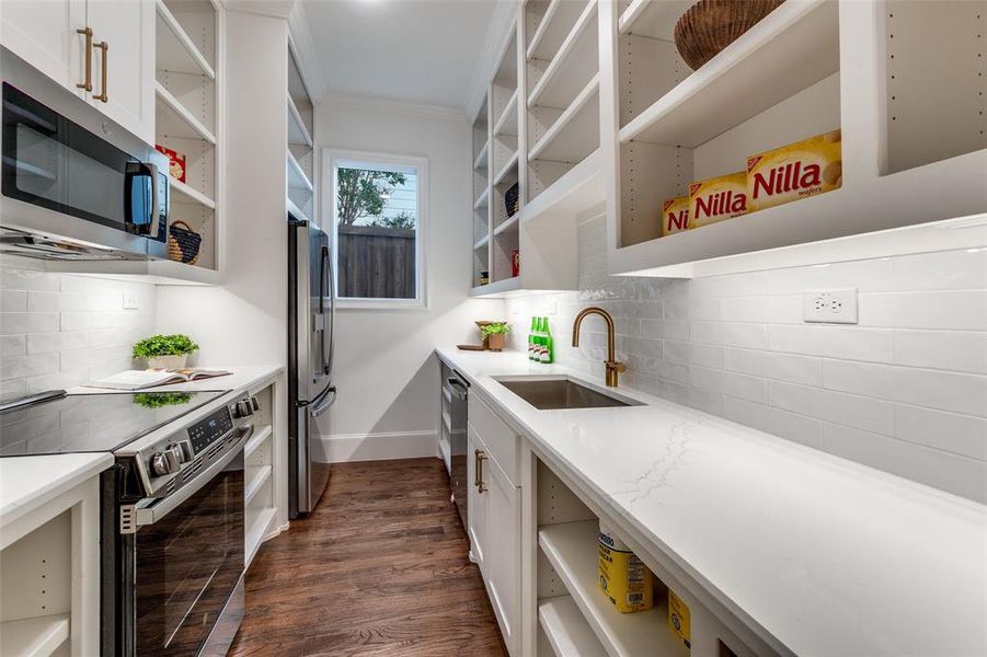 Furnished interior view inside a new home in , Dallas (Image 14).
