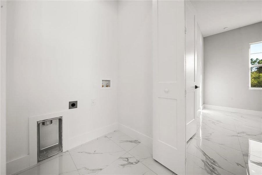 Spacious, unfurnished interior of a new home in , Lehigh Acres (Image 12).