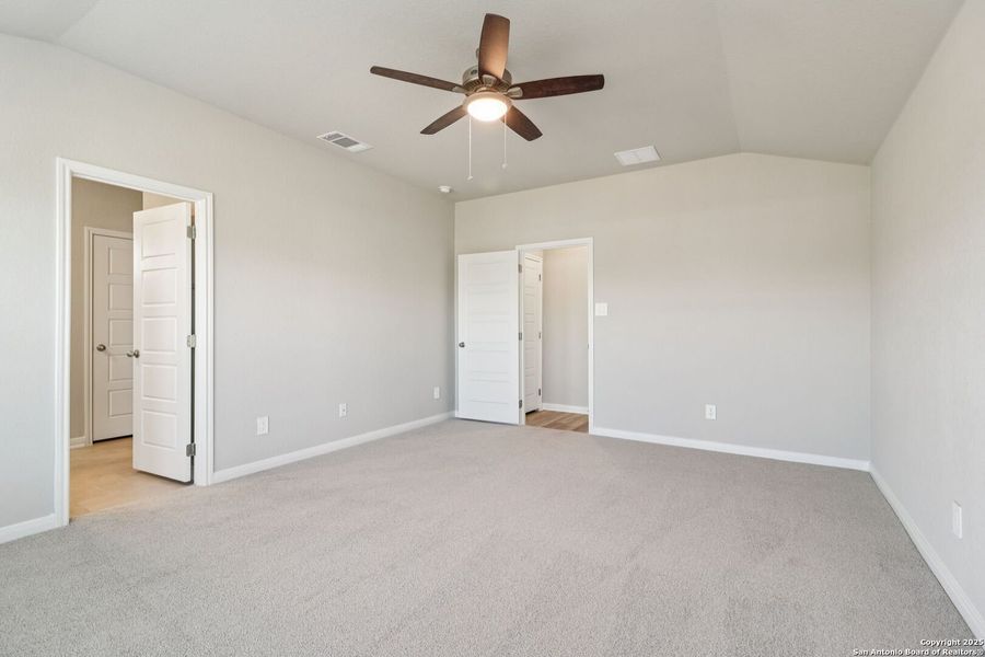 Spacious, unfurnished interior of a new home in Catalina, Converse (Image 31).