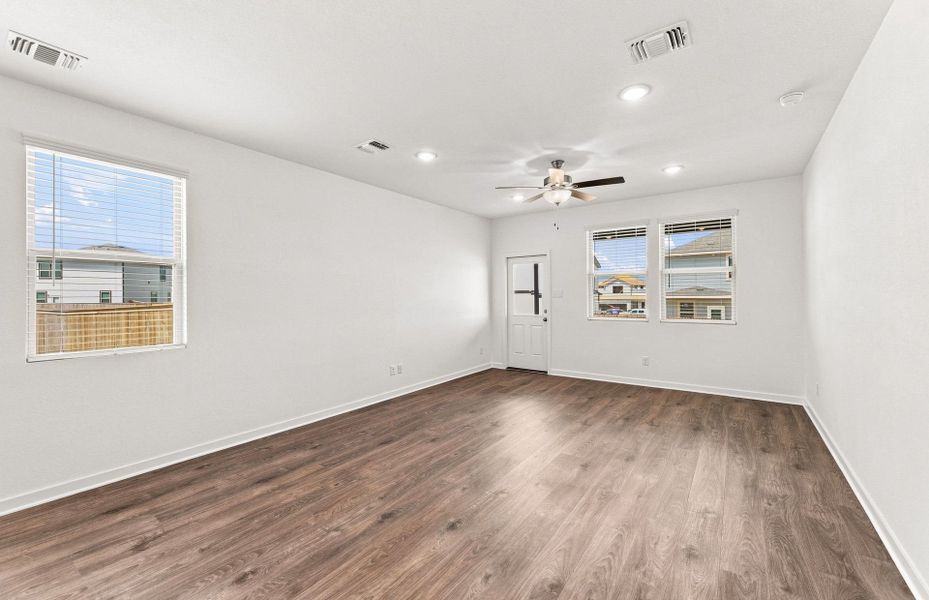 Spacious, unfurnished interior of a new home in Sonterra, Jarrell (Image 19).