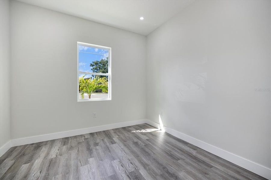 Spacious, unfurnished interior of a new home in , Sarasota (Image 33).