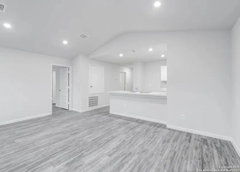Spacious, unfurnished interior of a new home in Las Colinas, Kenedy (Image 3).