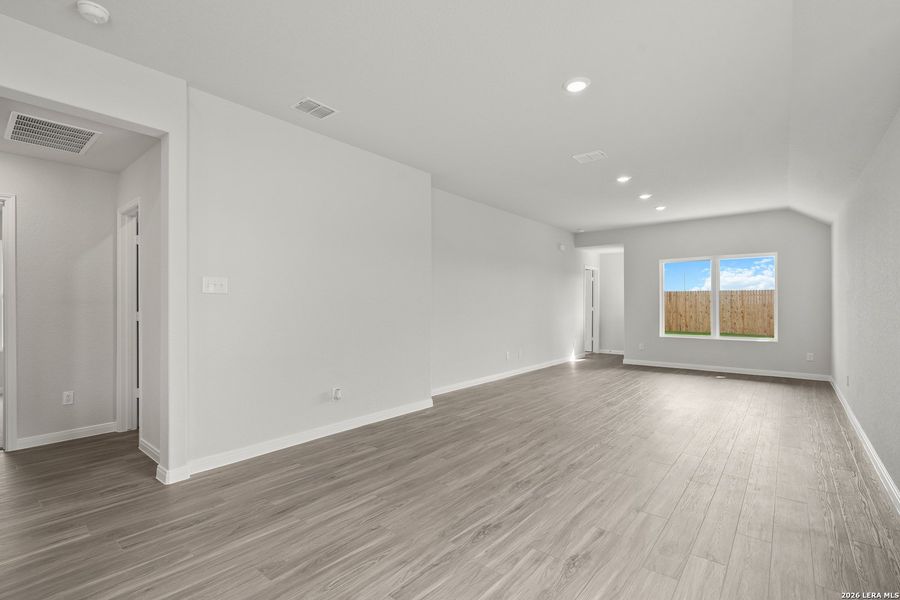 Spacious, unfurnished interior of a new home in Dauer Ranch, New Braunfels (Image 15). Spacious, unfurnished interior of a new home in Dauer Ranch, New Braunfels (Image 15).