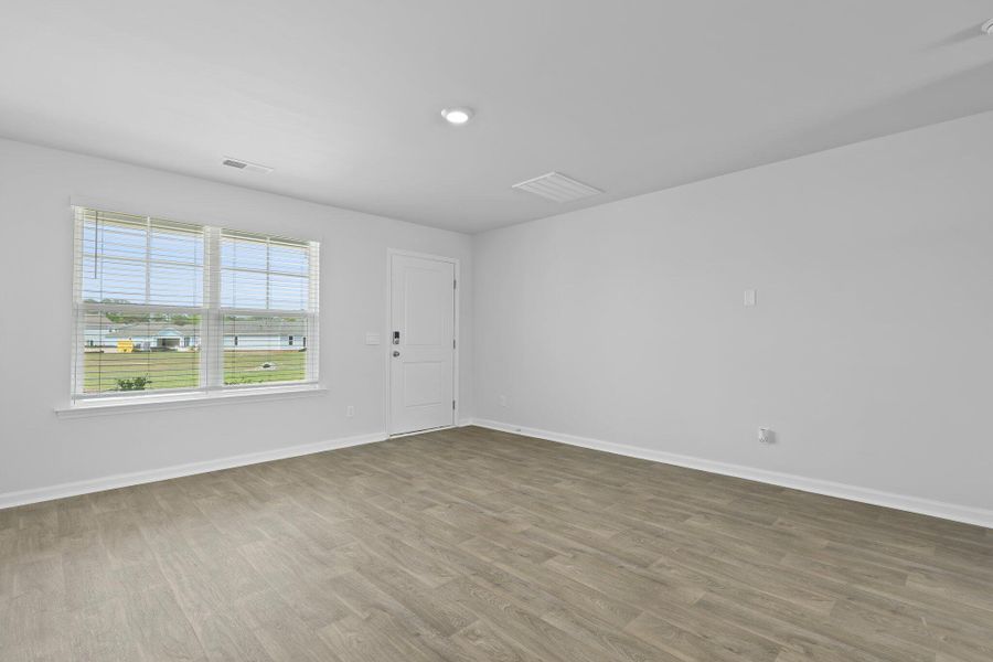 Spacious, unfurnished interior of a new home in Carolina Groves, Moncks Corner (Image 14).