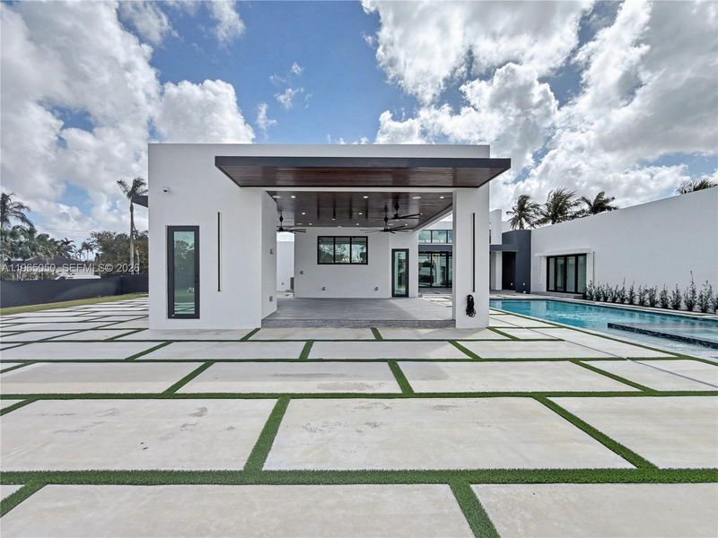 Exterior details and patio area of a home in , Miami (Image 26).