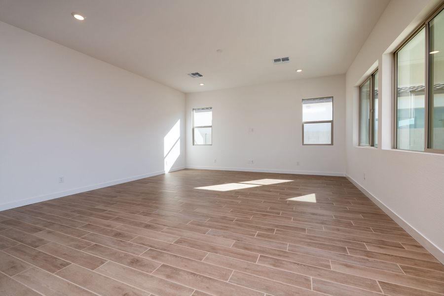 Spacious, unfurnished interior of a new home in Soleo, San Tan Valley (Image 9).