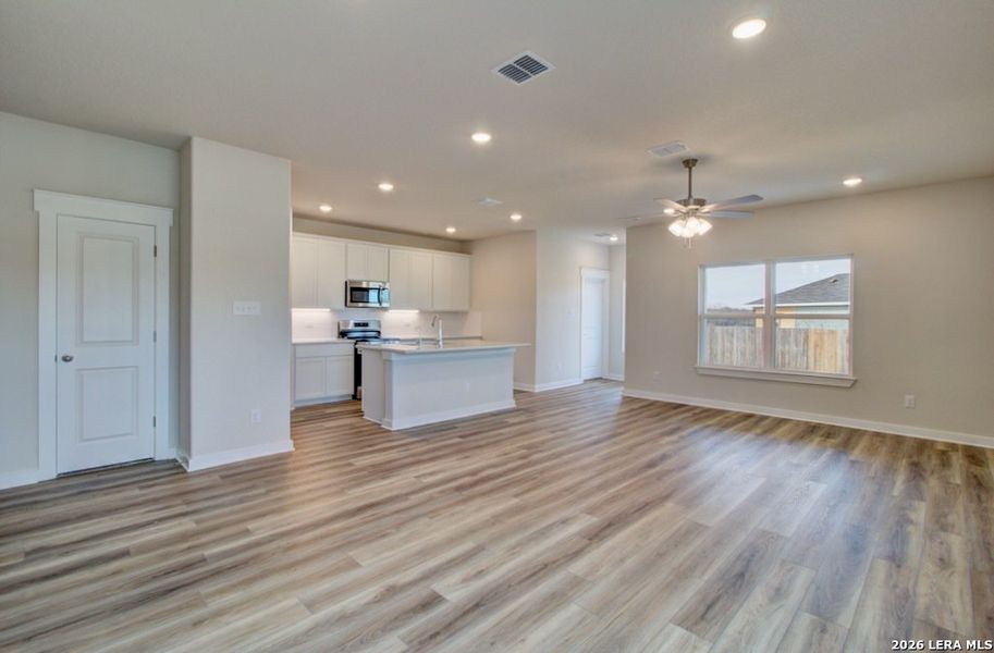 Spacious, unfurnished interior of a new home in Cloud Country, New Braunfels (Image 26).