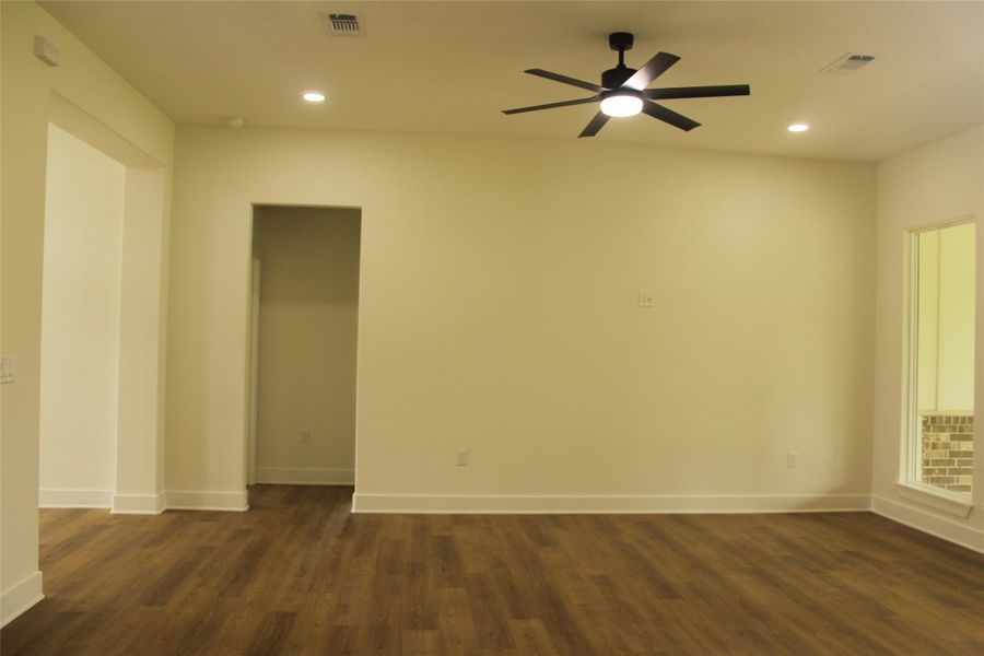 Spacious, unfurnished interior of a new home in , Clute (Image 14).