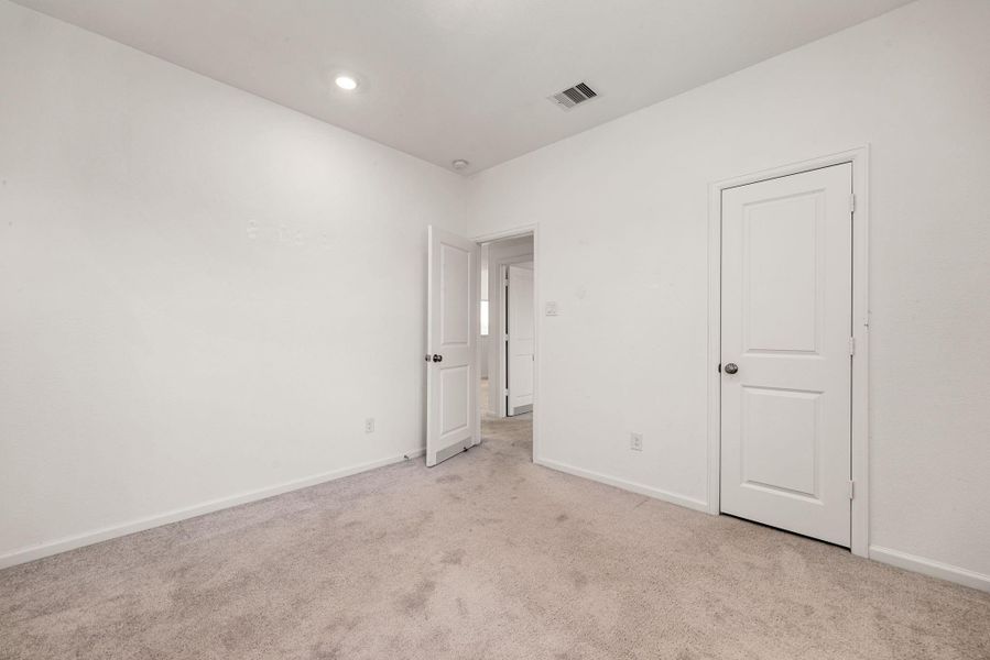 Spacious, unfurnished interior of a new home in Sunterra, Katy (Image 38).