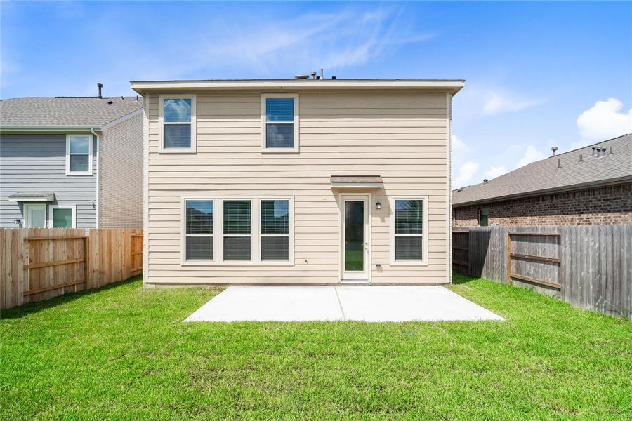 Come explore this expansive backyard featuring a spacious patio slab—perfect for outdoor living! There's ample space for kids to play and adults to unwind. Ideal for patio furniture, a BBQ pit, and so much more—the possibilities are endless!