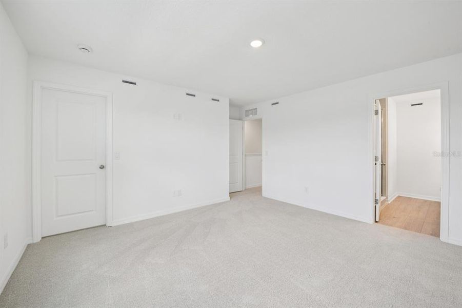 Spacious, unfurnished interior of a new home in , Winter Garden (Image 31).