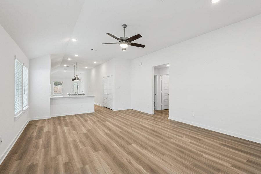 Spacious, unfurnished interior of a new home in Lone Star Landing, Montgomery (Image 34).