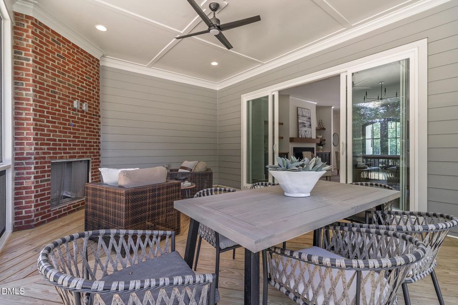 300_MEADOW_WALK_DR_INTERIOR_49