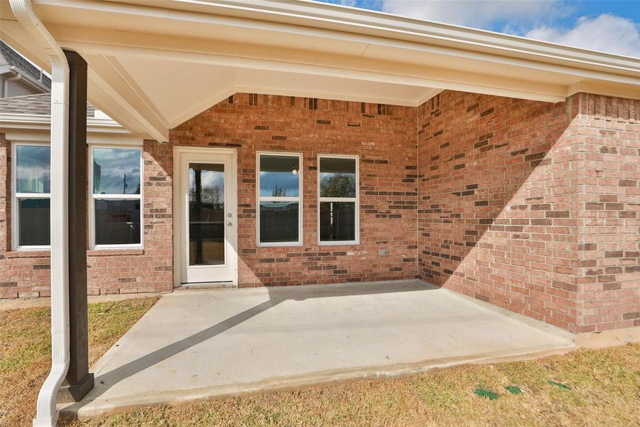 Exterior details and patio area of a home in Coastal Point, League City (Image 3).