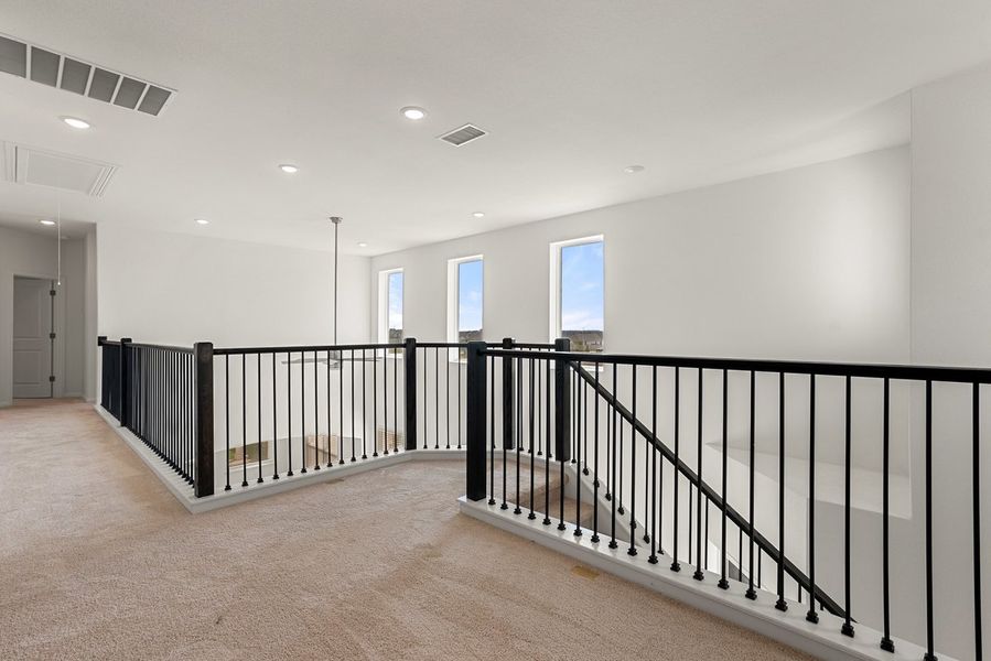 Spacious, unfurnished interior of a new home in Porter Country, Buda (Image 24).