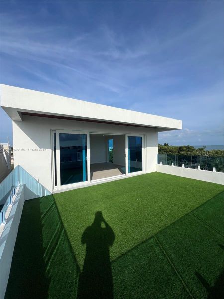 Exterior details and patio area of a home in , Key Largo (Image 11).