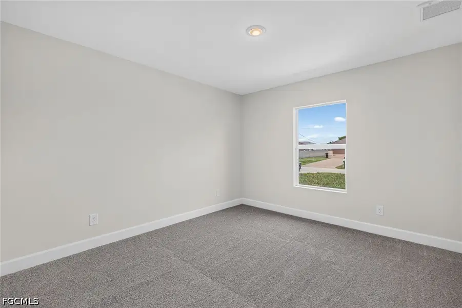 Spacious, unfurnished interior of a new home in Cape Coral, Cape Coral (Image 27).