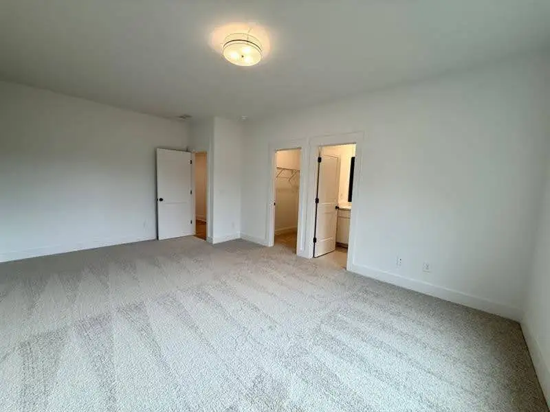 Spacious, unfurnished interior of a new home in Livingstone Park, Kennesaw (Image 23).
