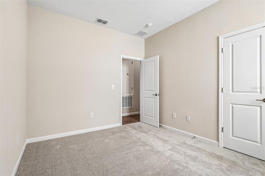 Spacious, unfurnished interior of a new home in Center Lake on the Park, St. Cloud (Image 15).