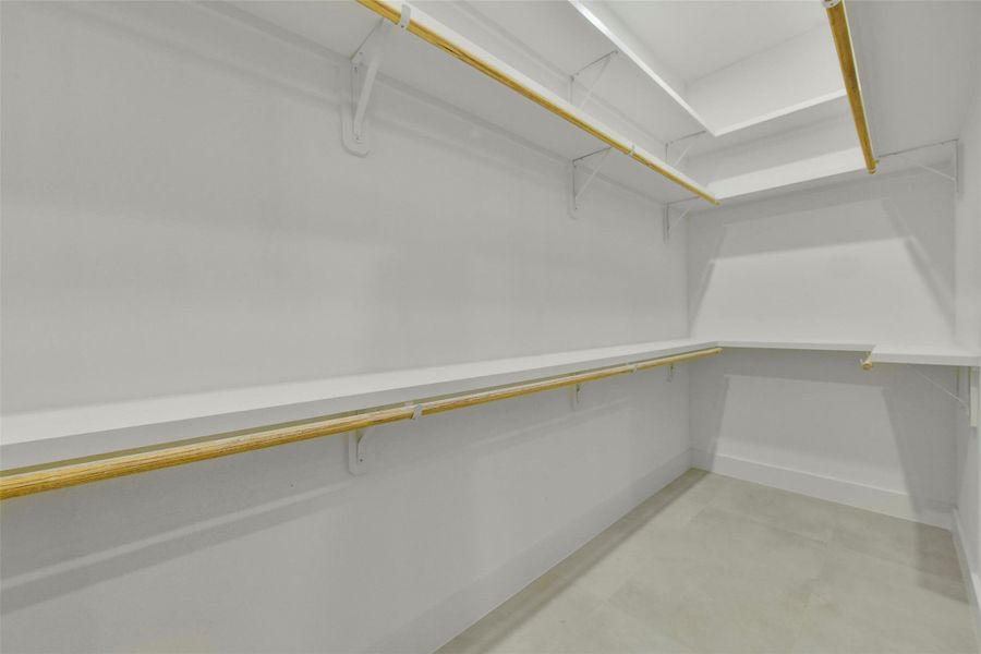 Spacious, unfurnished interior of a new home in , Angleton (Image 19).