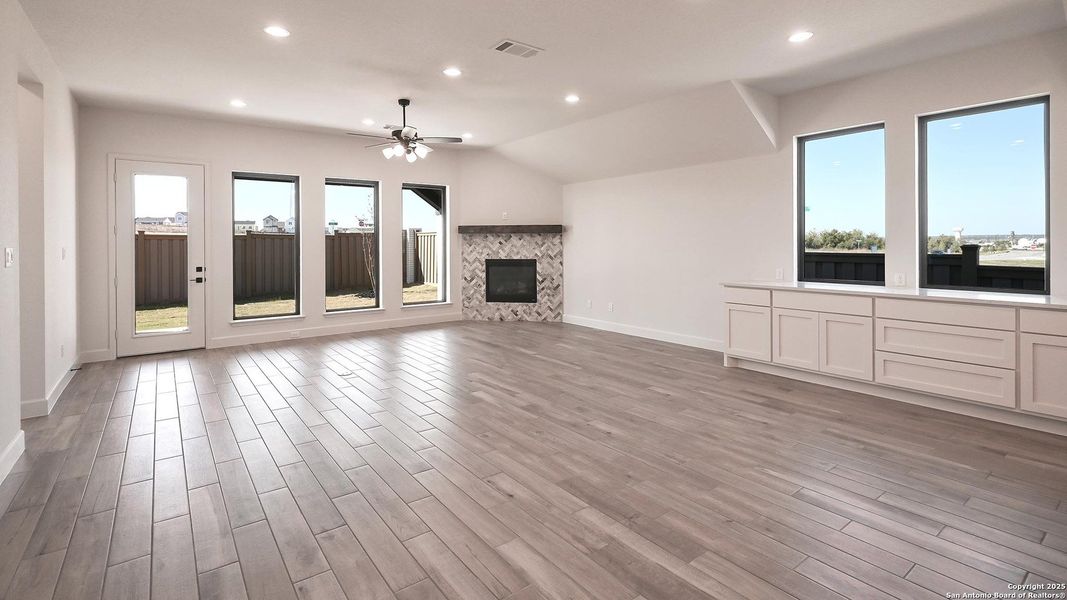 Spacious, unfurnished interior of a new home in Mayfair 50', New Braunfels (Image 12).