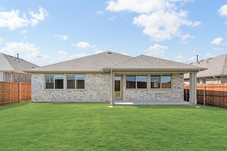 Exterior details and patio area of a home in Eagle Glen Elements, Alvarado (Image 27).