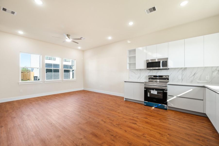 Spacious, unfurnished interior of a new home in Metro Village, Houston (Image 28).