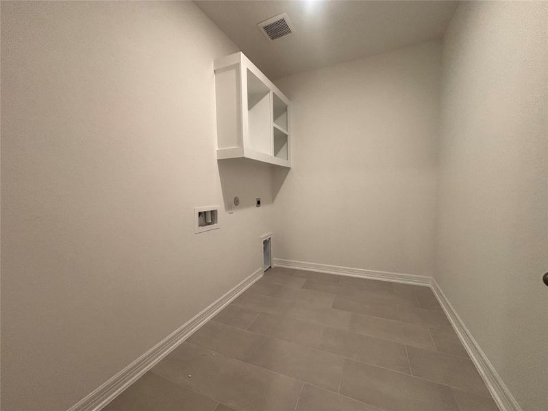 Spacious, unfurnished interior of a new home in Ashland, Angleton (Image 16).
