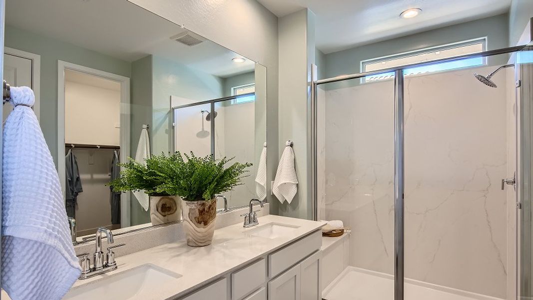 3580 Latitude Owners Bath 1of2 F1 Base4