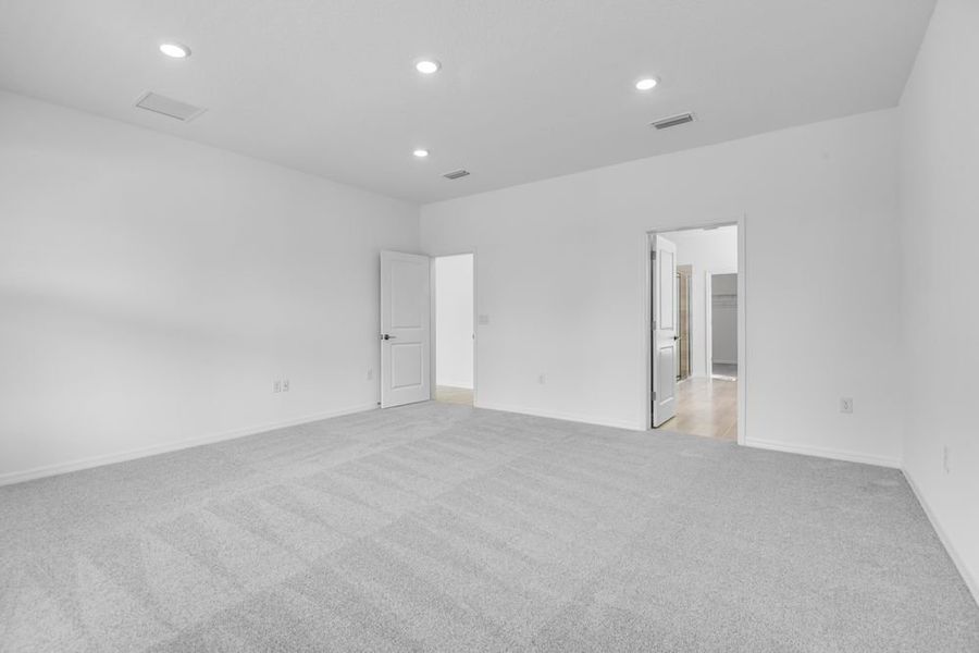 Spacious, unfurnished interior of a new home in Ardisia Park, New Smyrna Beach (Image 35).
