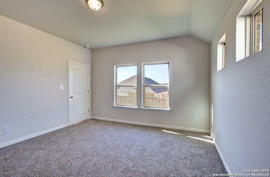 Spacious, unfurnished interior of a new home in Meyer Ranch - Enclave, New Braunfels (Image 11).