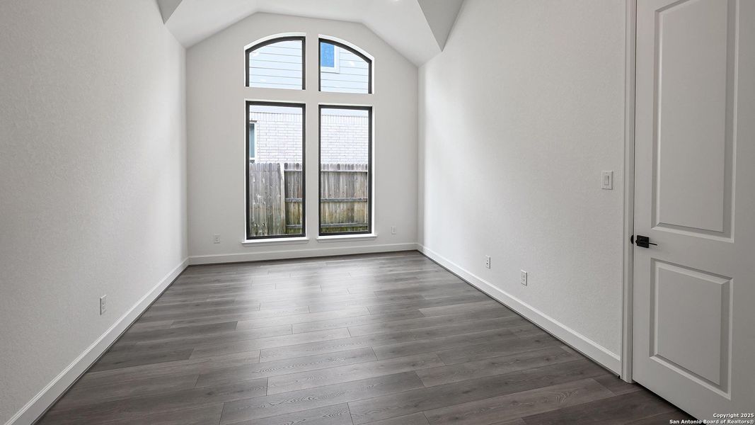 Spacious, unfurnished interior of a new home in Veramendi 60', New Braunfels (Image 19).