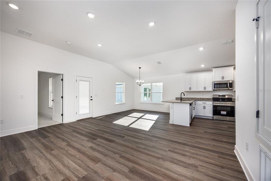 Spacious, unfurnished interior of a new home in Kirkland Farms, Alachua (Image 20).