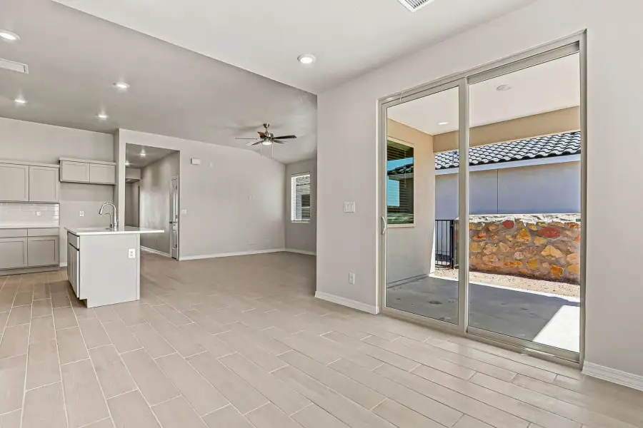 Spacious, unfurnished interior of a new home in Desert Breeze, Horizon City (Image 37).