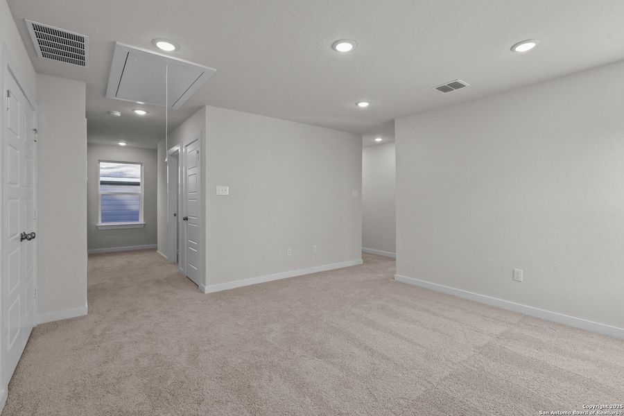Spacious, unfurnished interior of a new home in Rosemont Hill, San Antonio (Image 26).