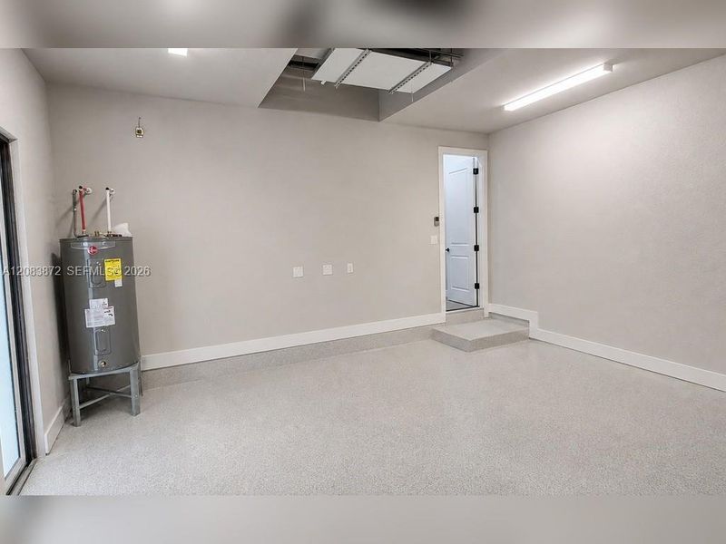 Spacious, unfurnished interior of a new home in , Cape Coral (Image 29).
