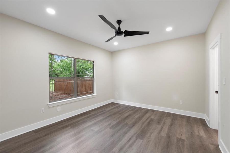 Unfurnished room featuring dark wood-style floors, ceiling fan, baseboards, and recessed lighting