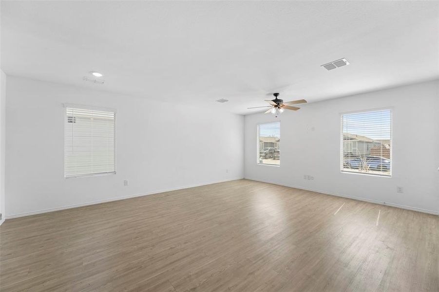 Spacious, unfurnished interior of a new home in Tillage Farms, Princeton (Image 22).