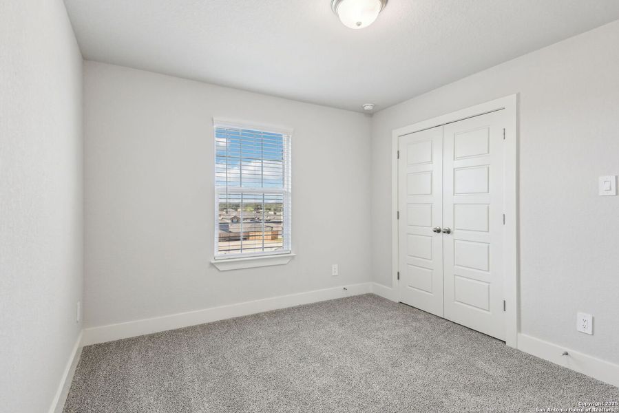 Spacious, unfurnished interior of a new home in Thomas Pond, San Antonio (Image 33).