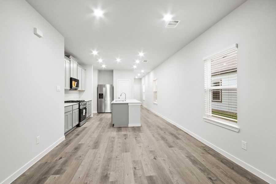 Spacious, unfurnished interior of a new home in Lexington Heights, Willis (Image 17).